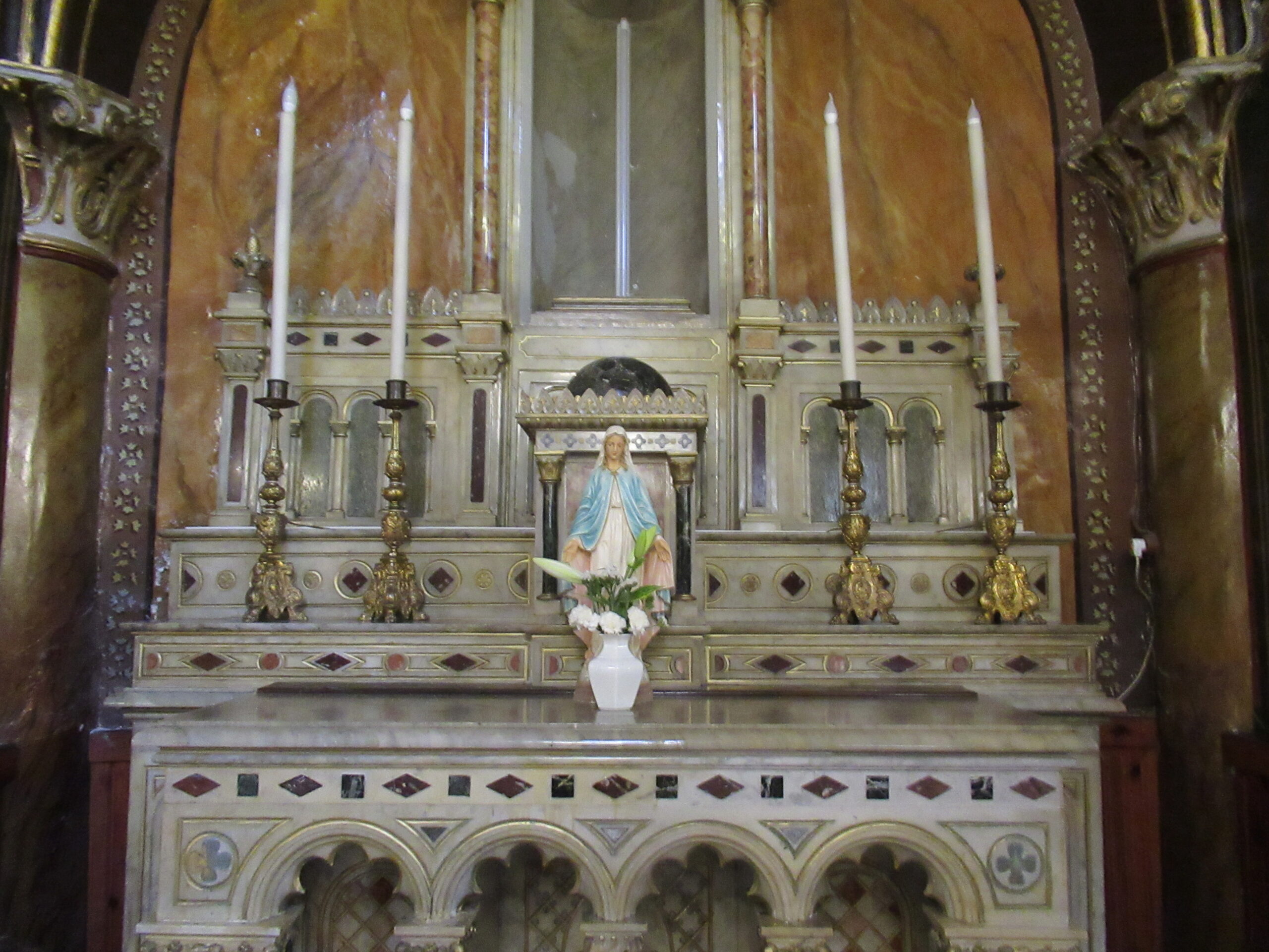 Innenraum einer Katholischen Kirche (Foto: Volker Neef)