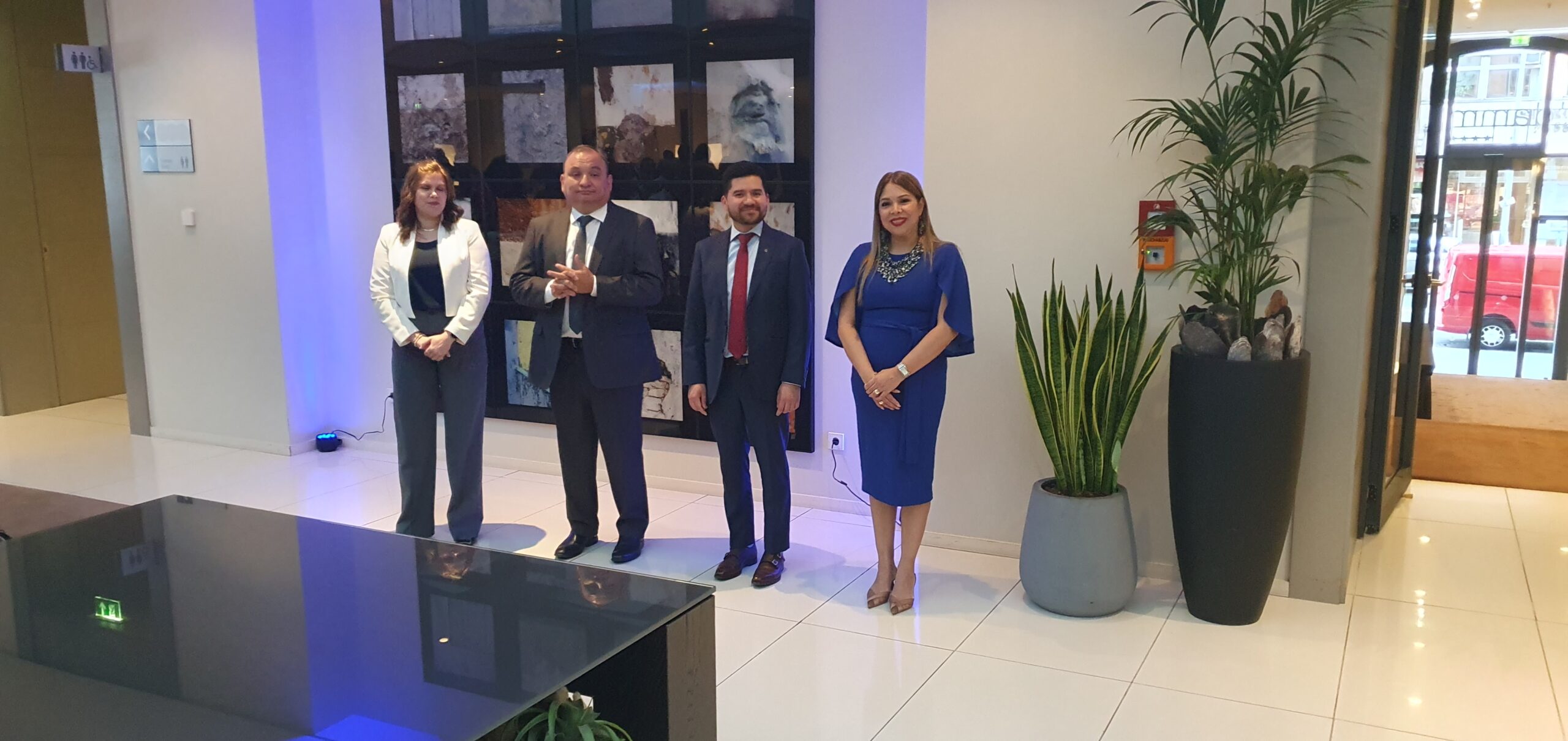 Ihre Exzellenz Frau Florencia Eugenia Vilanova de von Oehsen, Botschafterin von El Salvador (re.) und ihre mittelamerikanischen Kollegen (Foto: Volker Neef)