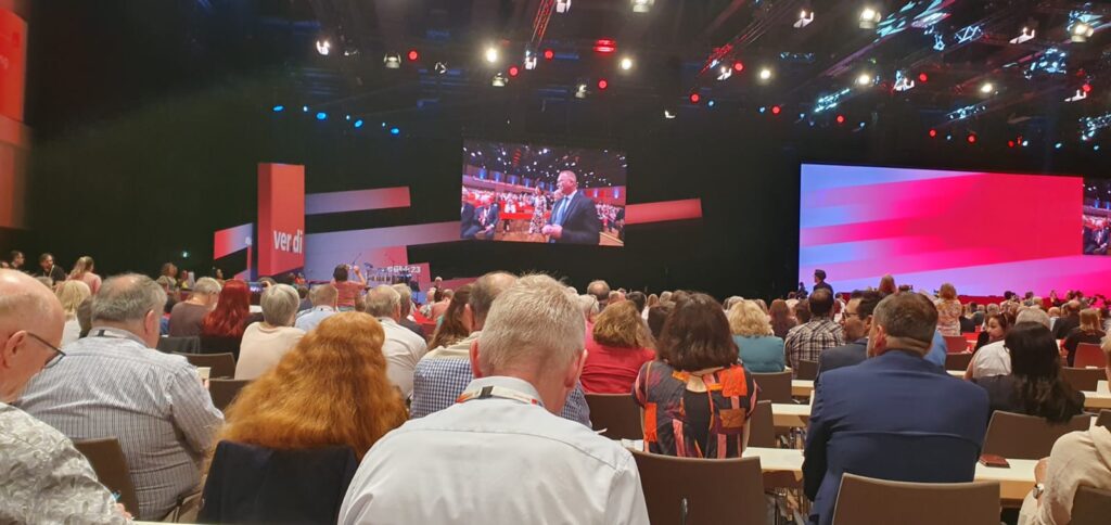 Bundeskanzler Olaf Scholz betritt den Tagungssaal
(Foto: AdNe)