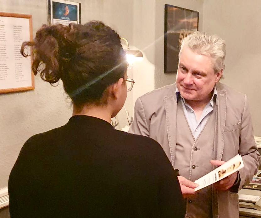 Intendant Günter Rüdiger mit einer jungen Zuschauerin (Foto: Volker Neef)