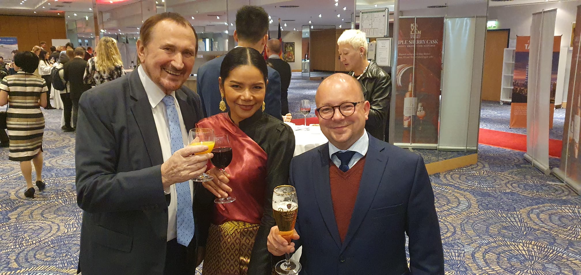 Manfred Todtenhausen, MdB und seine Begleiterin sowie Frank Müller-Rosentritt, MdB (re.) (Foto: Volker Neef)