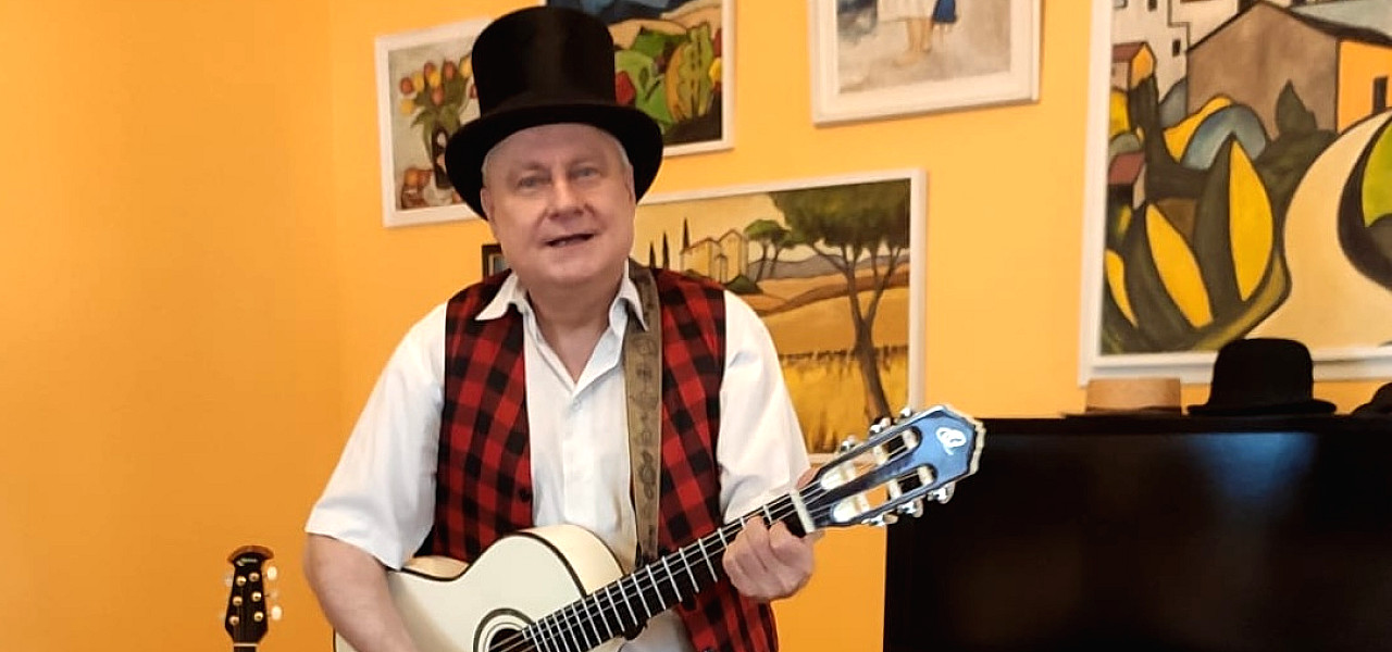 Günter Rüdiger sang Gassenhauer im Hoffmannsgarten