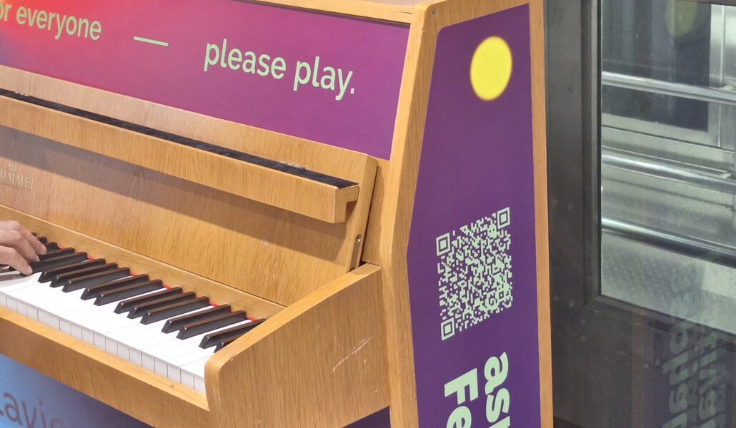 Klavierspielen in einer Düsseldorfer U-Bahn-Station