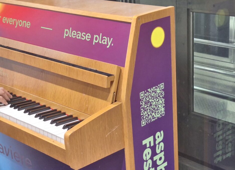 Klavierspielen in einer Düsseldorfer U-Bahn-Station