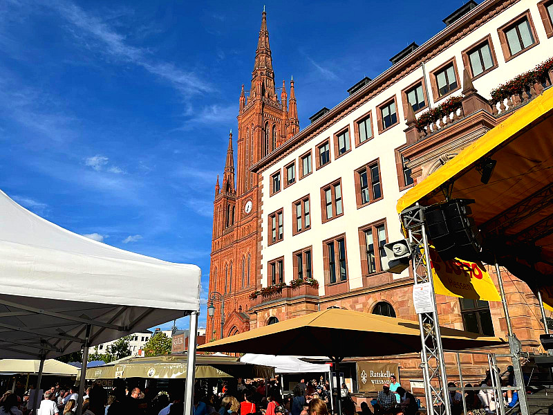 Wiesbaden: Weinwoche auch 2026 großer Erfolg, trotz kurzer Unwetterunterbrechung