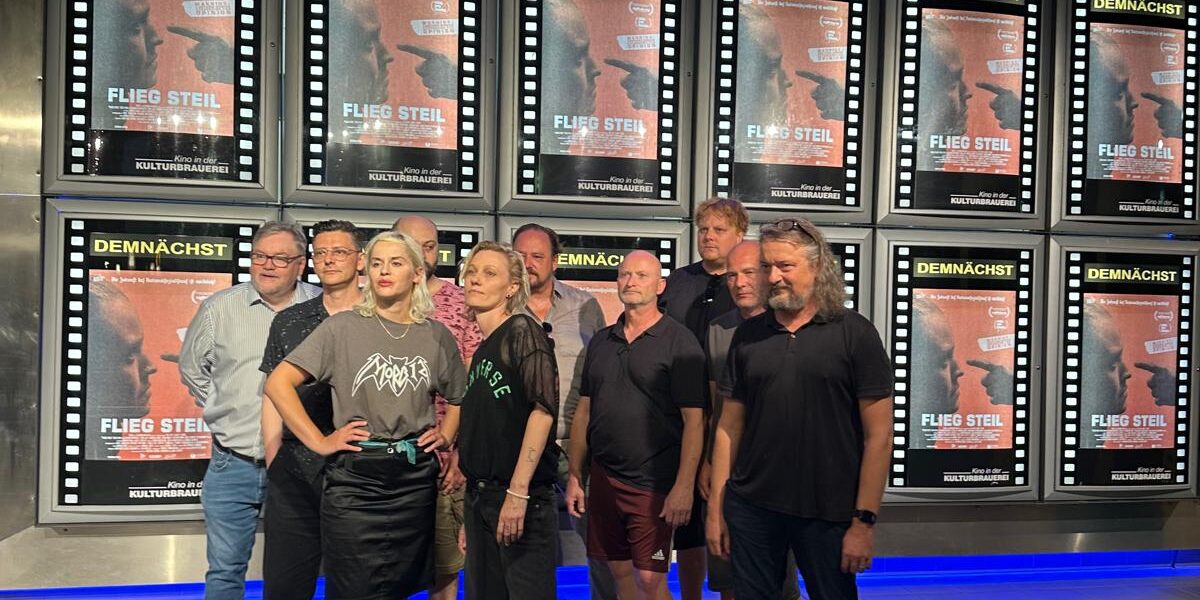 Flieg Steil-provokantes Spielfilmdebut der Regisseurinnen Martina Schöne-Radunski und Lana Cooper