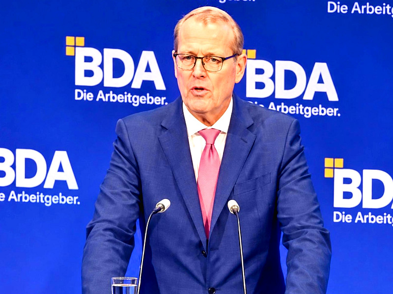 Arbeitgeberpräsident Dulger überreichte dem Bundeskanzler 20-Punkte-Plan